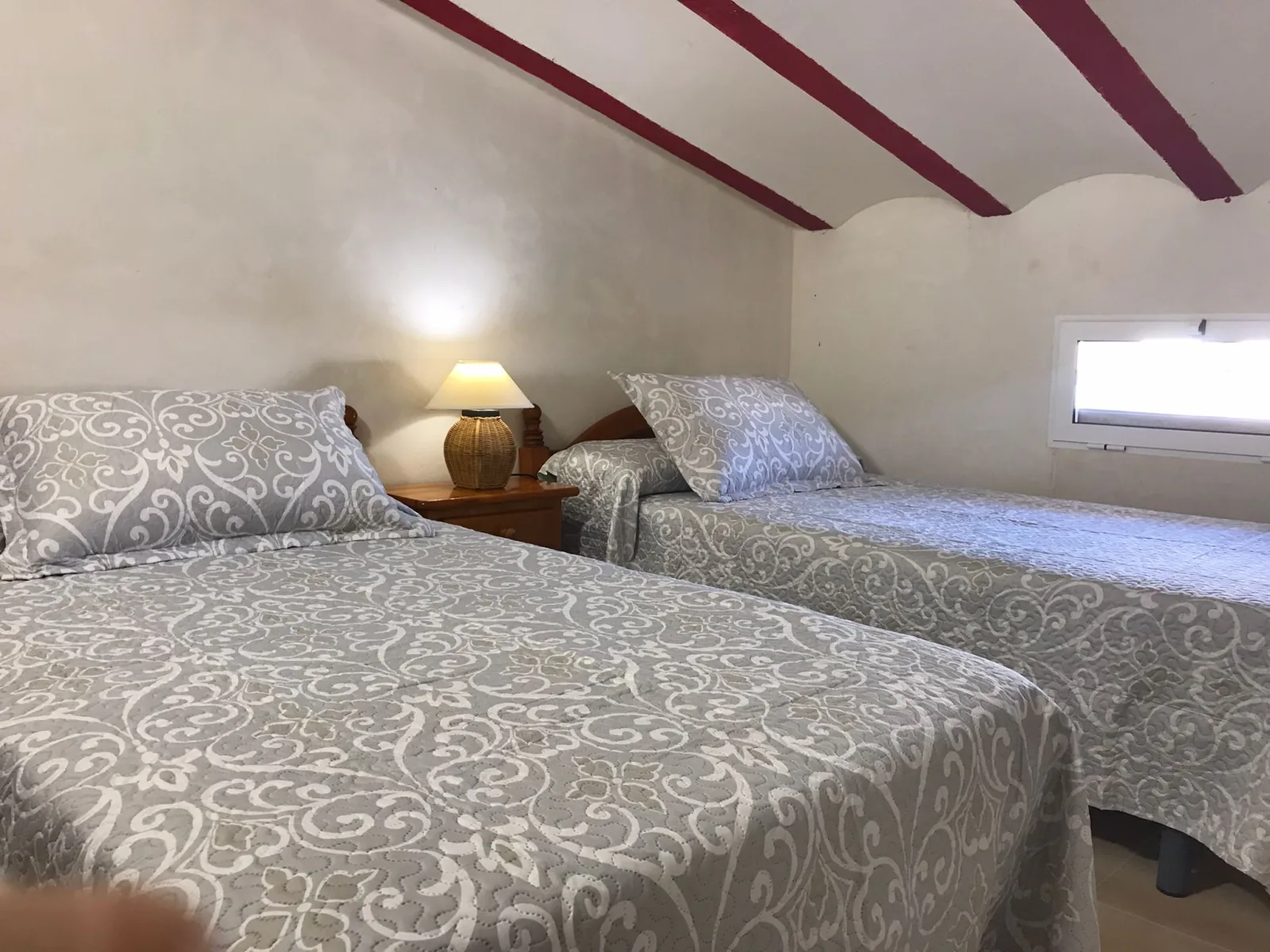 Dachschlafzimmer unter Holzbalken