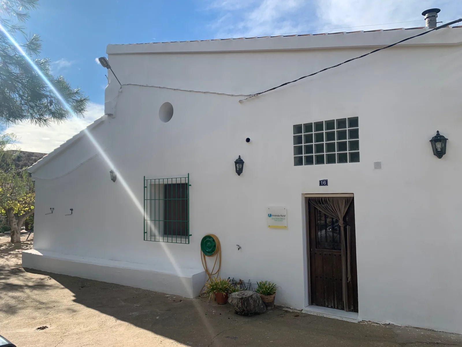 Weiße Fassade des andalusischen Landhauses