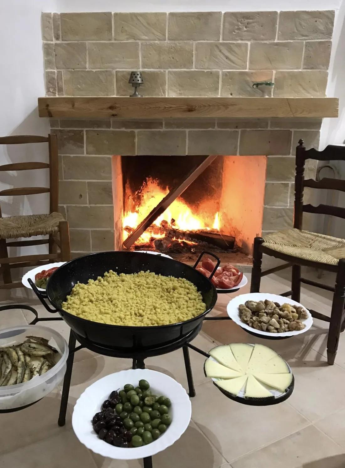 Brennender Kamin mit einer kochenden Paella