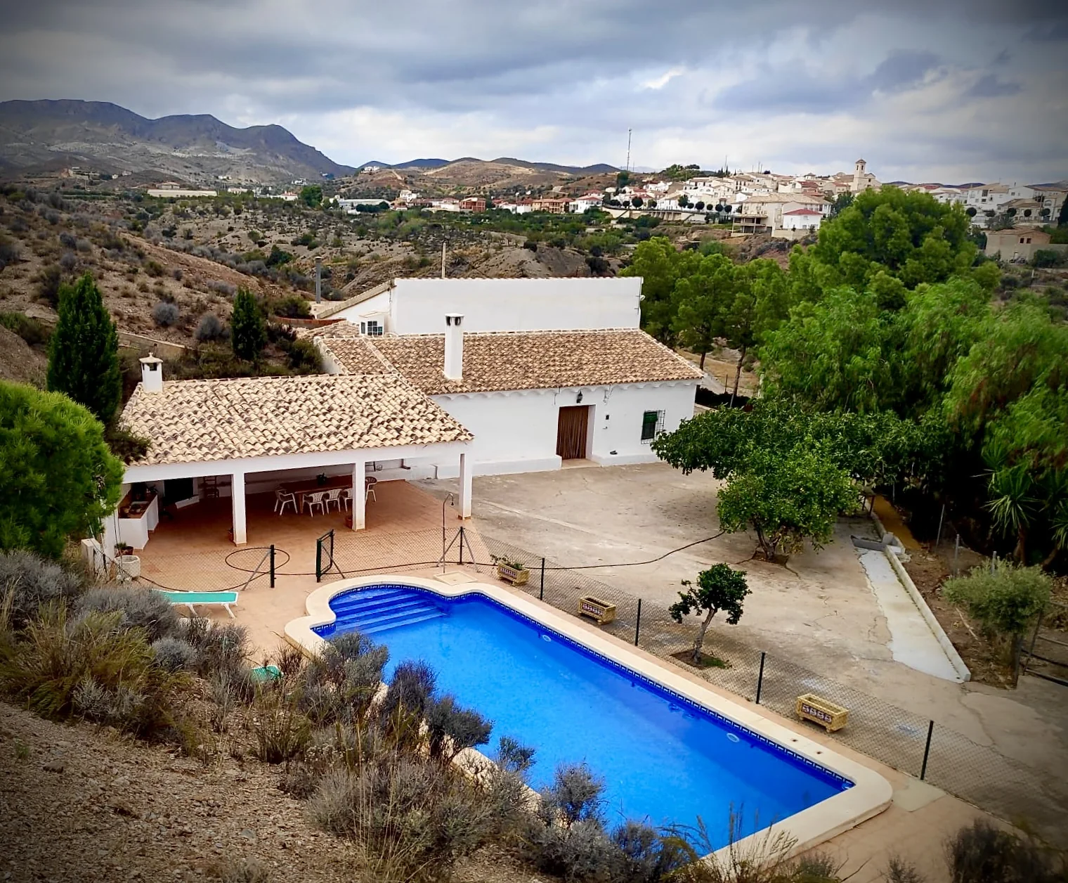 Andalusisches Landhaus der Casa Teatro Raíces mit Pool und Blick auf die Landschaft von Taberno